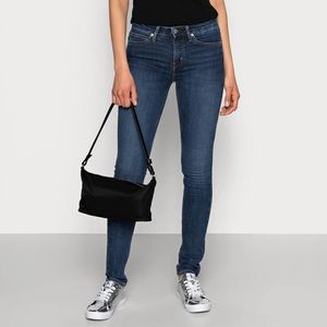 NWT Calvin Klein skinny mid rise jeans size 4